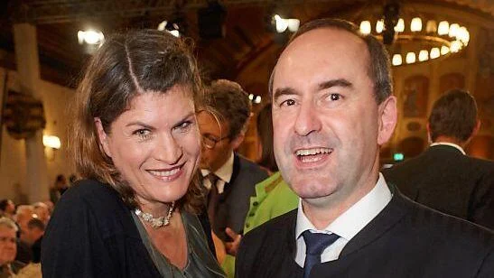 ehefrau von django asül
